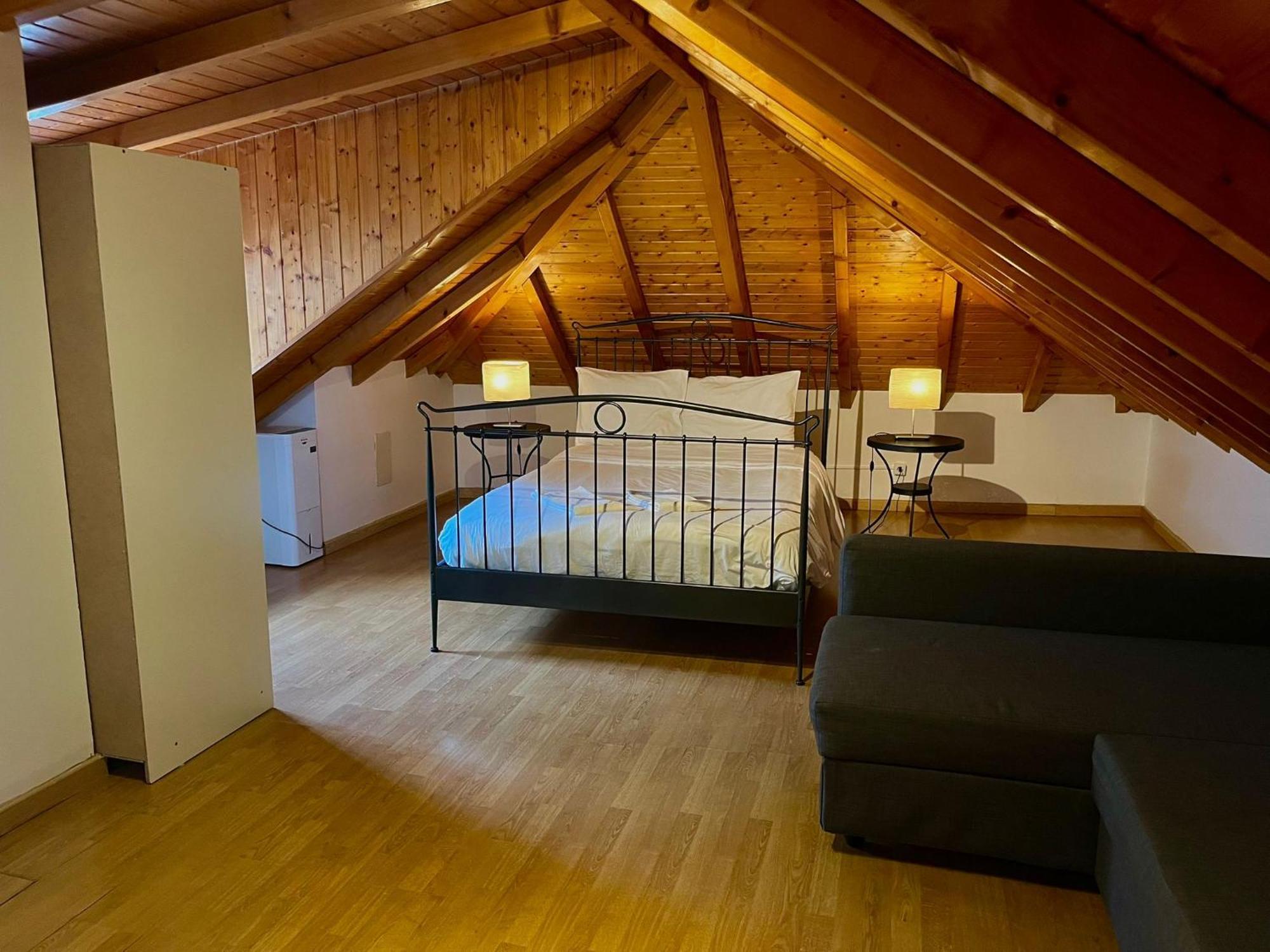 2 Bedroom, 2 Bathroom Apartment - Travessa Da Madalena Lissabon Buitenkant foto
