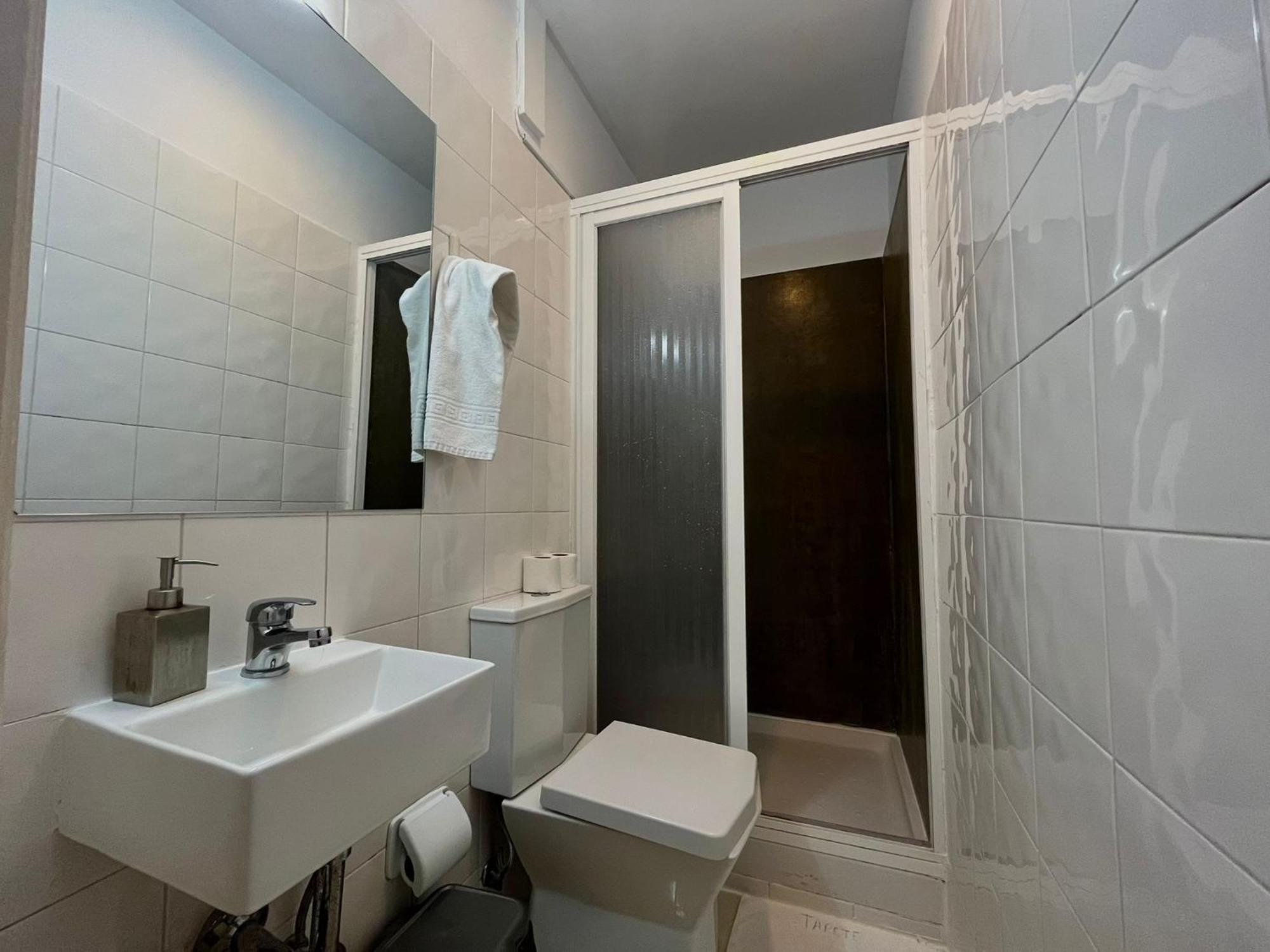 2 Bedroom, 2 Bathroom Apartment - Travessa Da Madalena Lissabon Buitenkant foto