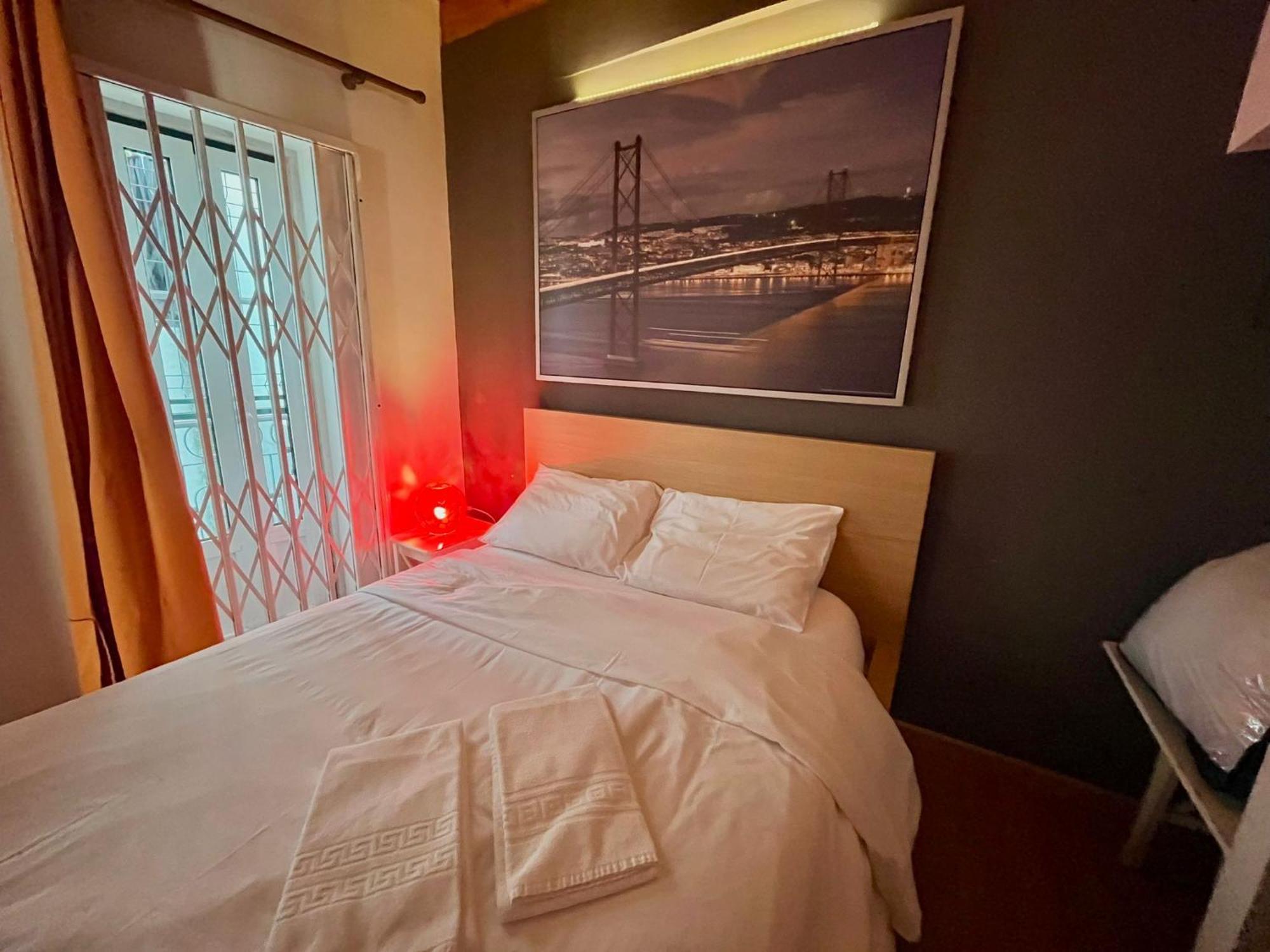 2 Bedroom, 2 Bathroom Apartment - Travessa Da Madalena Lissabon Buitenkant foto