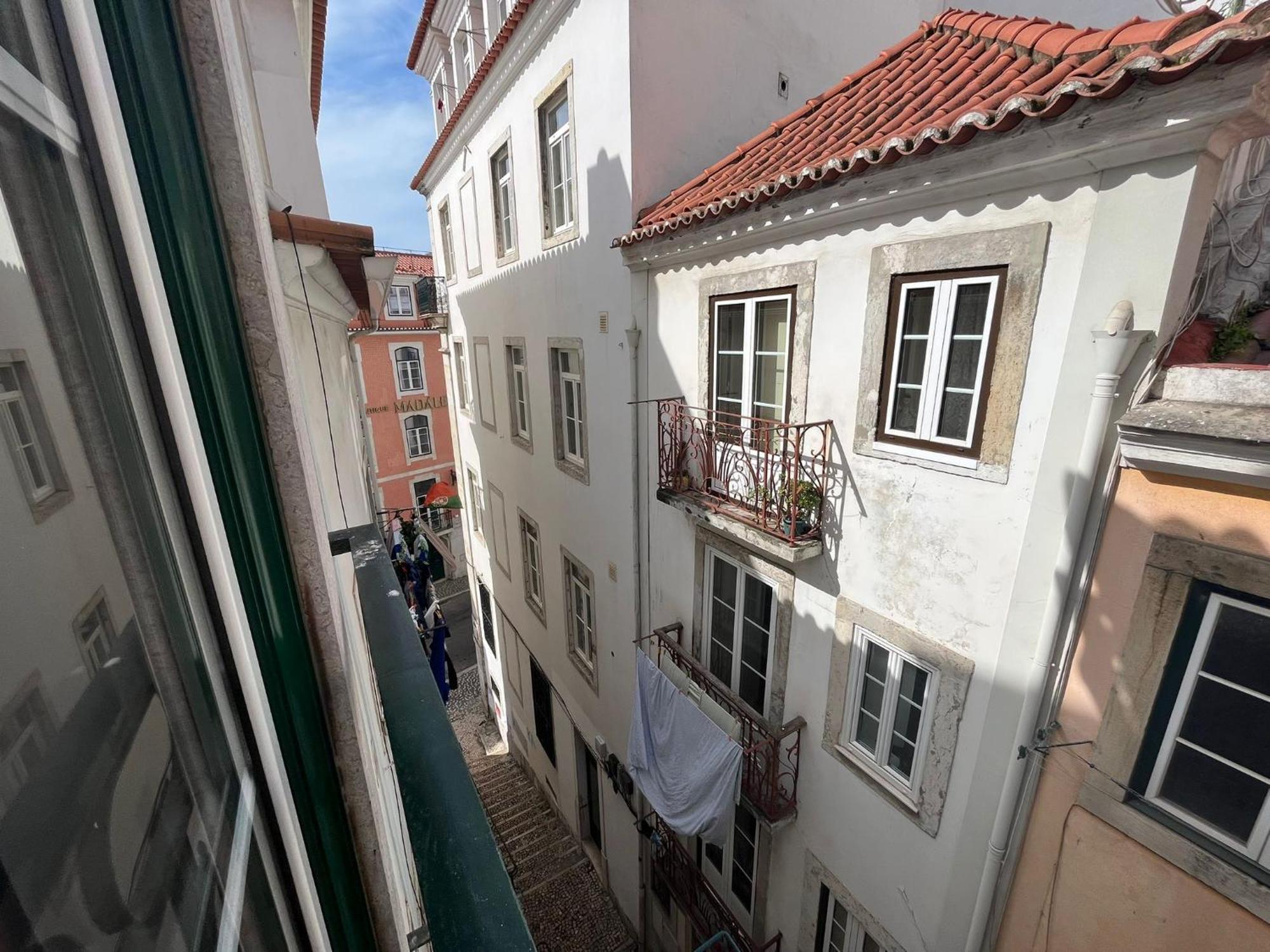 2 Bedroom, 2 Bathroom Apartment - Travessa Da Madalena Lissabon Buitenkant foto