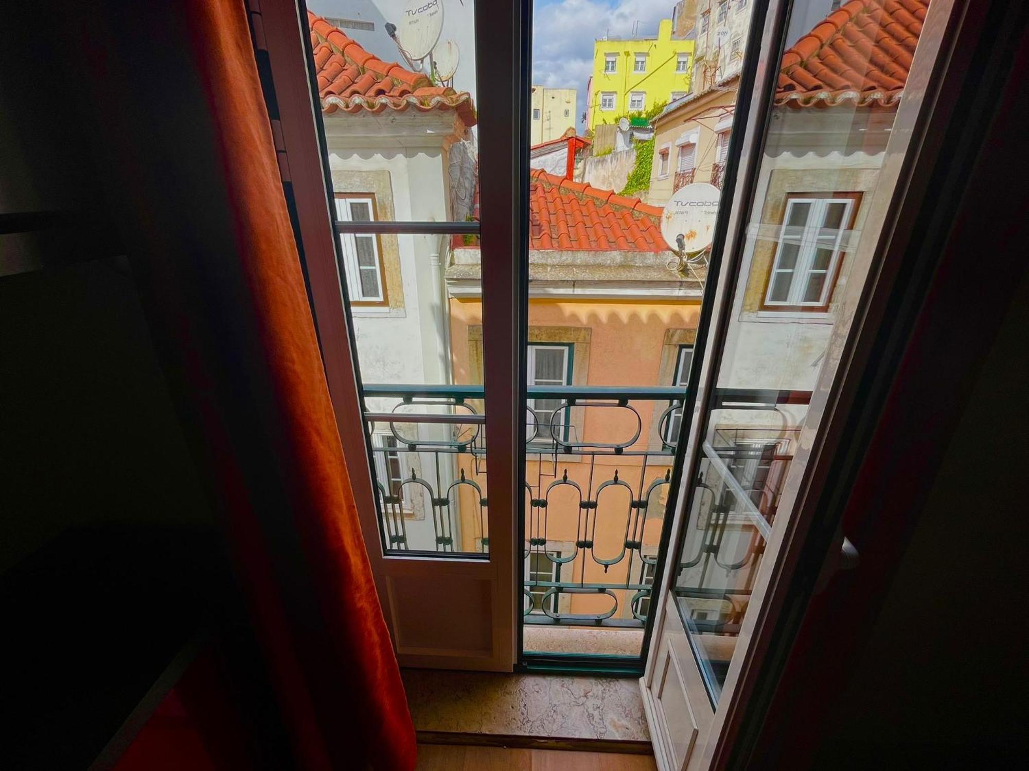 2 Bedroom, 2 Bathroom Apartment - Travessa Da Madalena Lissabon Buitenkant foto